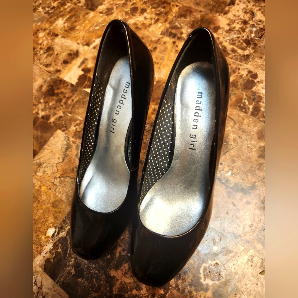 Madden Girl Size 6 Black pumps